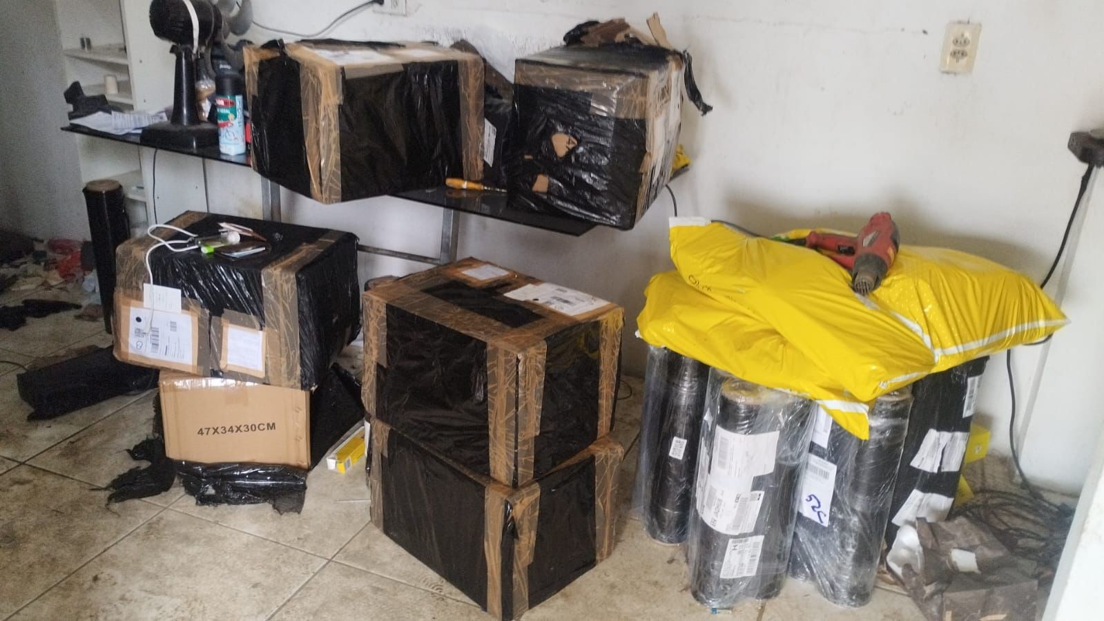 Mais de 200 kg de drogas são apreendidos após perseguição policial em Manaus; quatro homens são presos