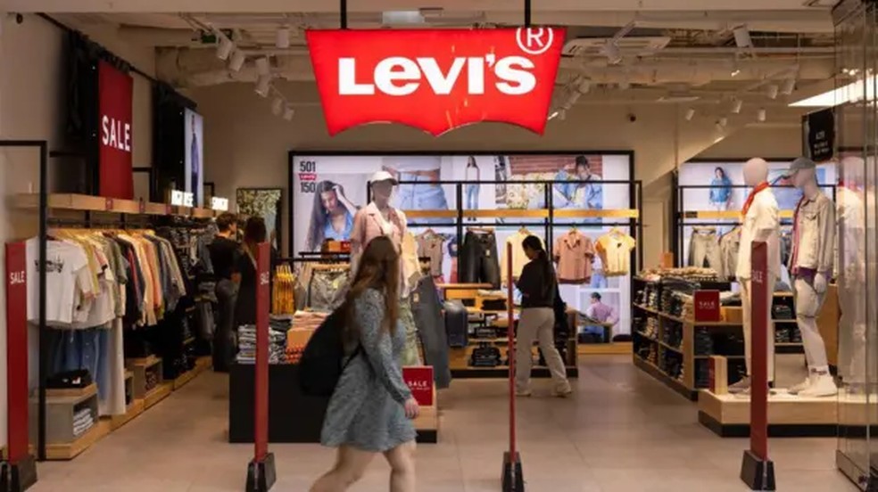 A Nike, Levi's e a Lululemon são algumas das grandes marcas que importam a maior parte das suas roupas desses países asiáticos — Foto: GETTY IMAGES