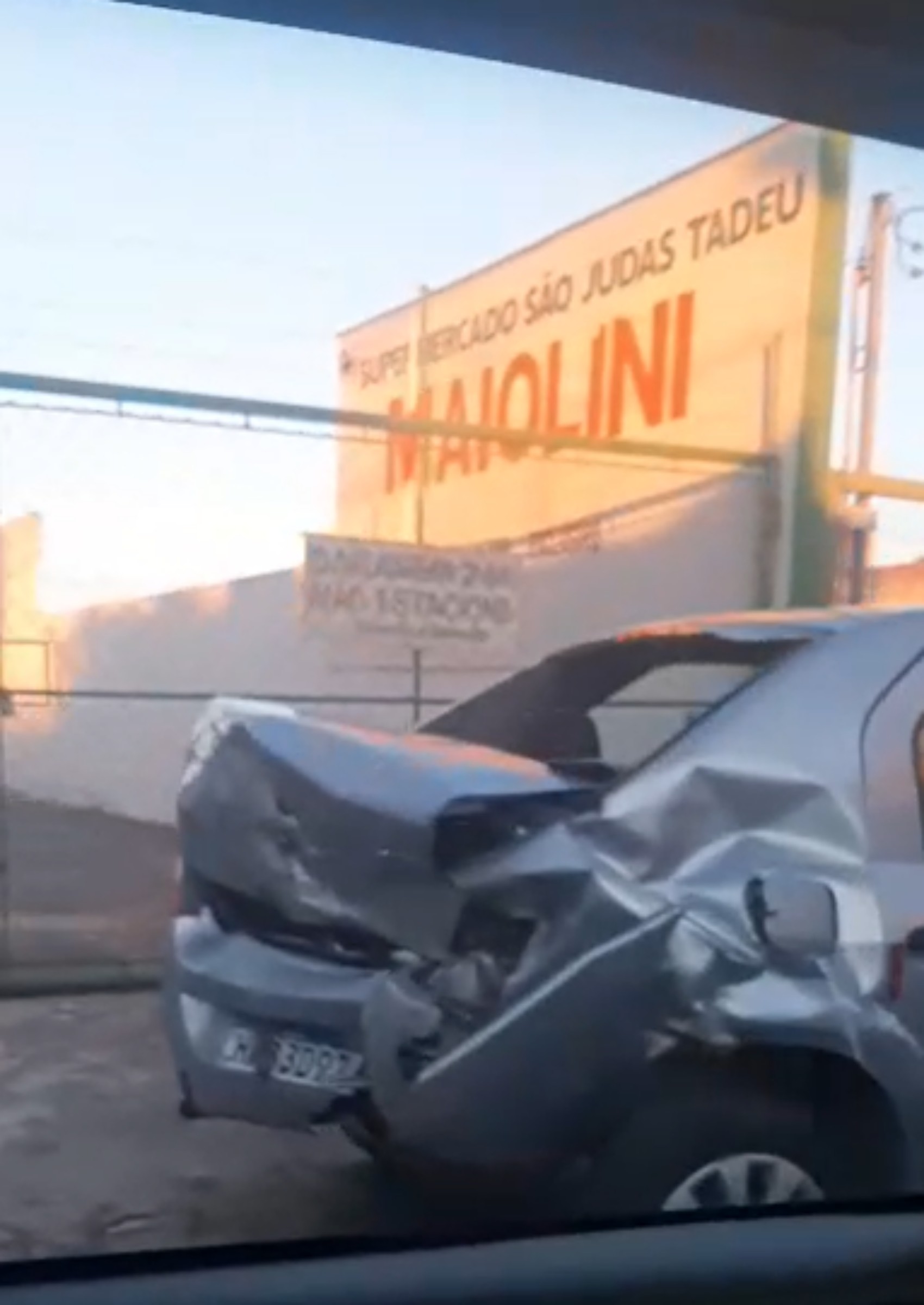 Motorista é presa após se chocar contra veículos estacionados em avenida no Centro de Varginha, MG