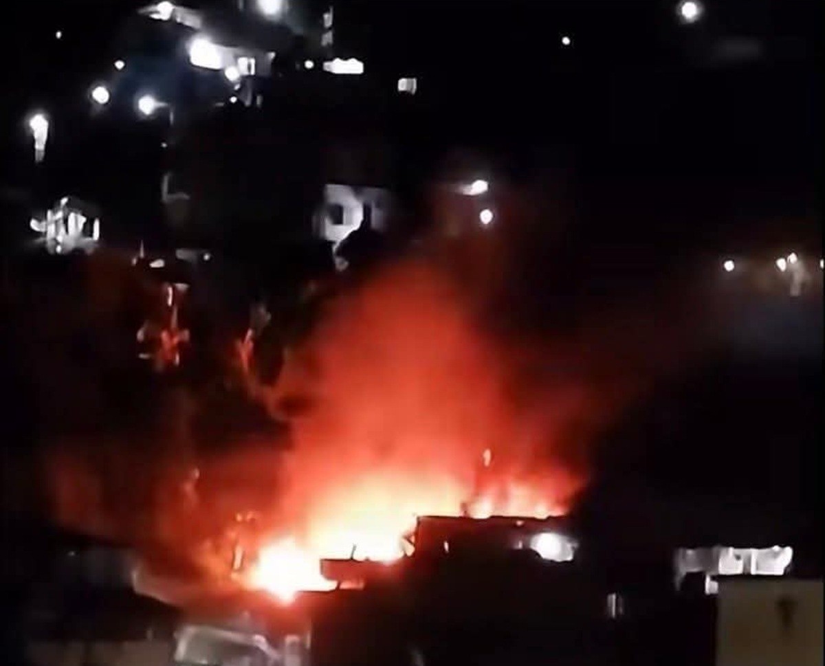 Incêndio destrói casa durante a madrugada em Teresópolis
