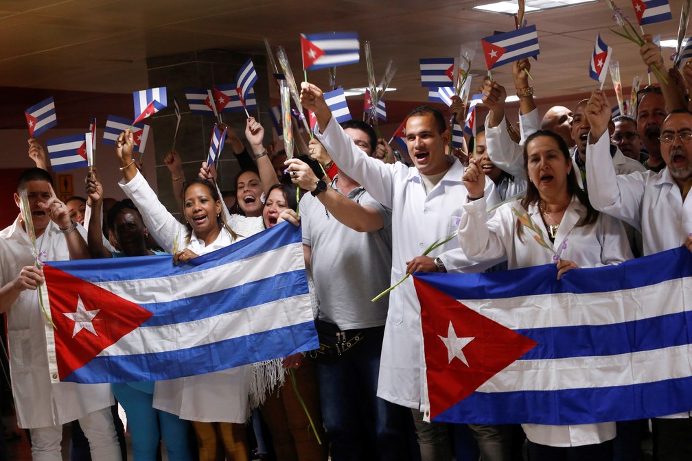 Guinada à direita' nas Américas faz 9 mil médicos de Cuba voltarem para  casa | Mundo | G1
