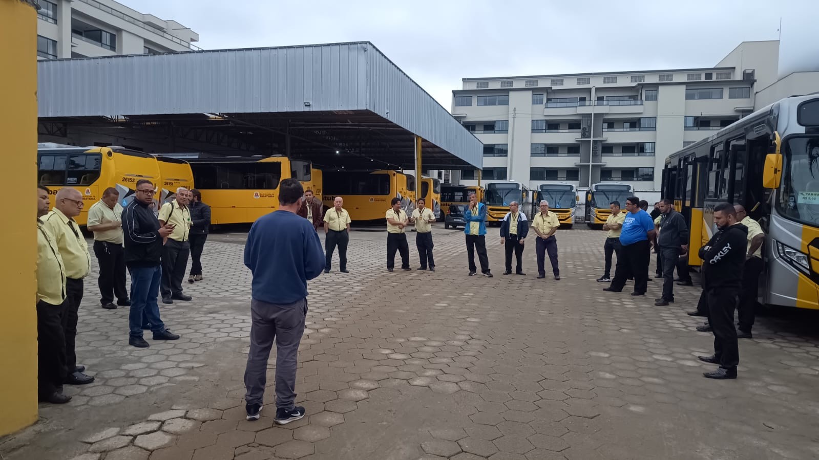Motoristas de ônibus fazem paralisação em Ubatuba por falta de pagamento