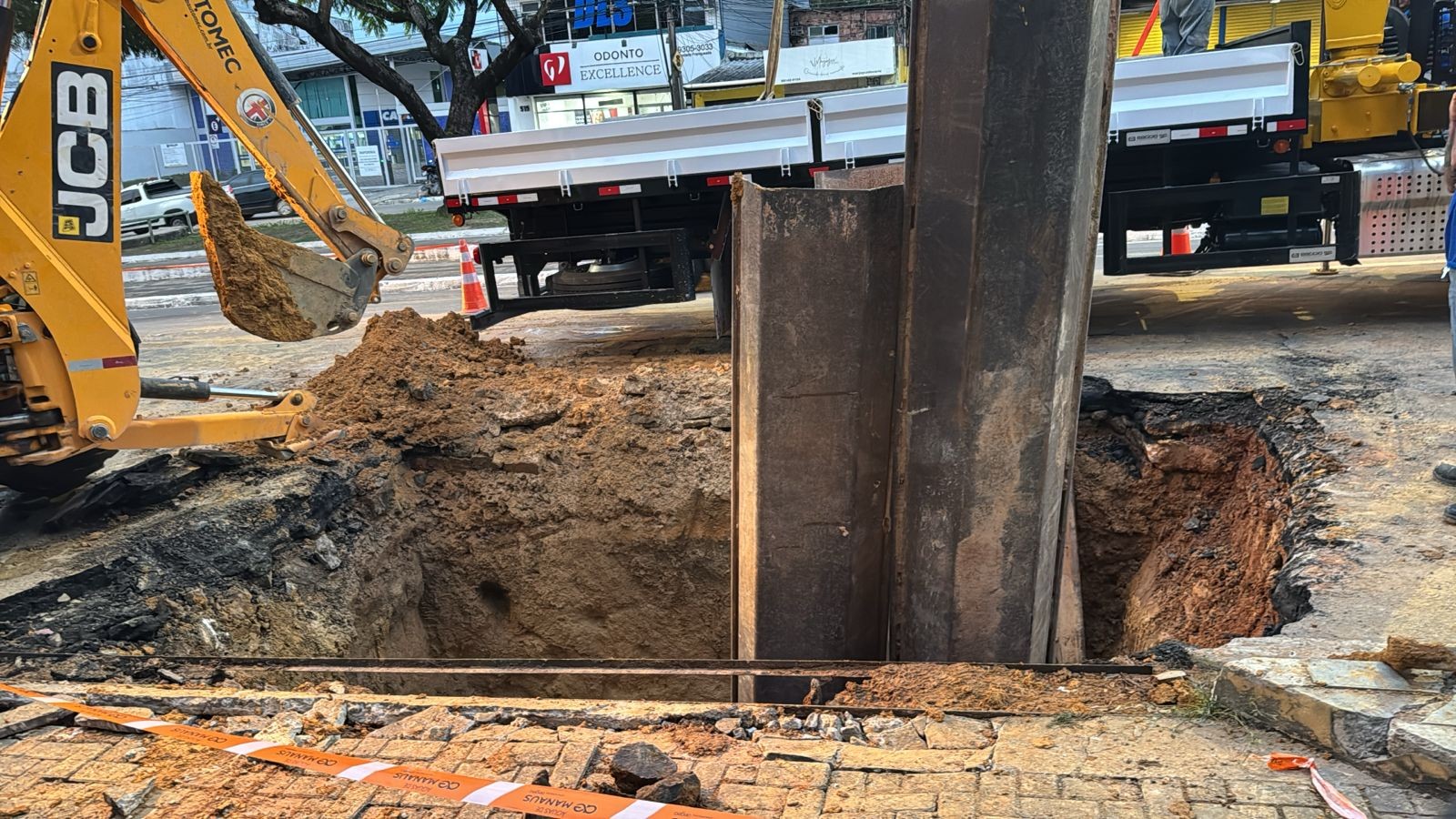 Rede de abastecimento de água se rompe na Avenida Boulevard Álvaro Maia, em Manaus
