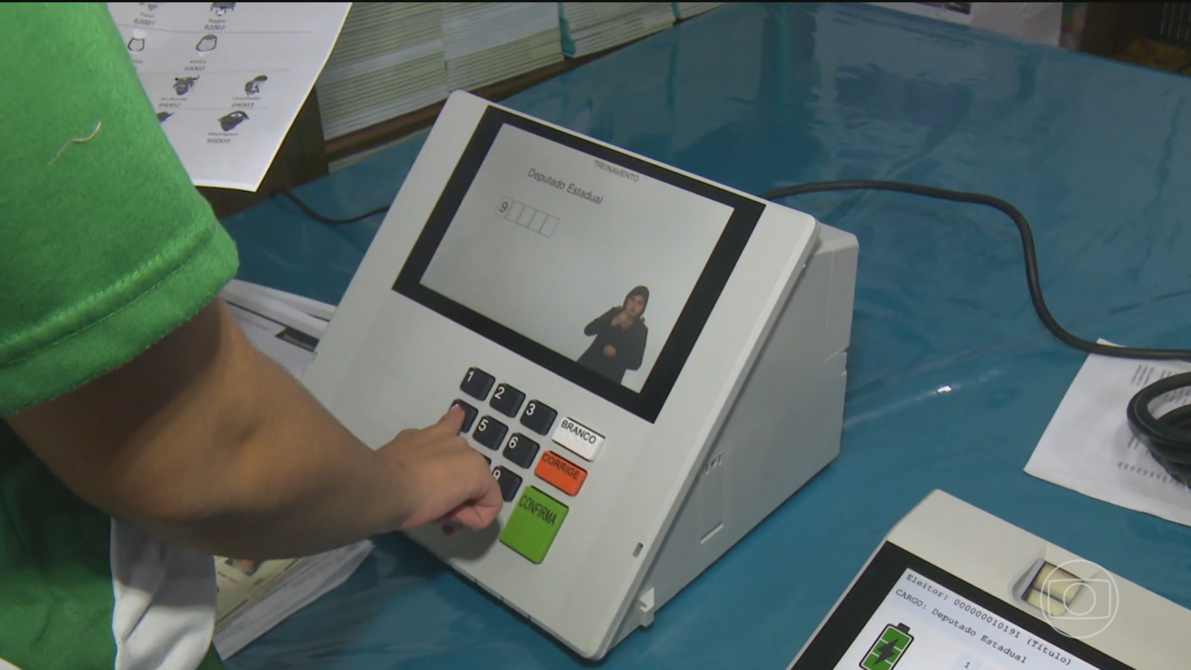 TREs fazem mutirões em escolas para incentivar jovens a participar das eleições