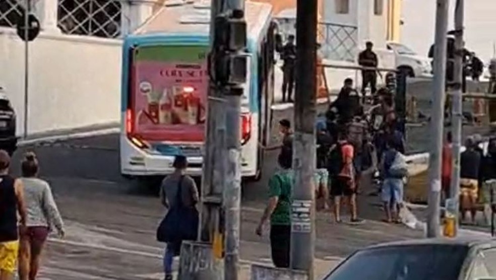 Motorista parou ônibus na entrada de quartel do Exército para evitar assalto no coletivo. — Foto: Reprodução