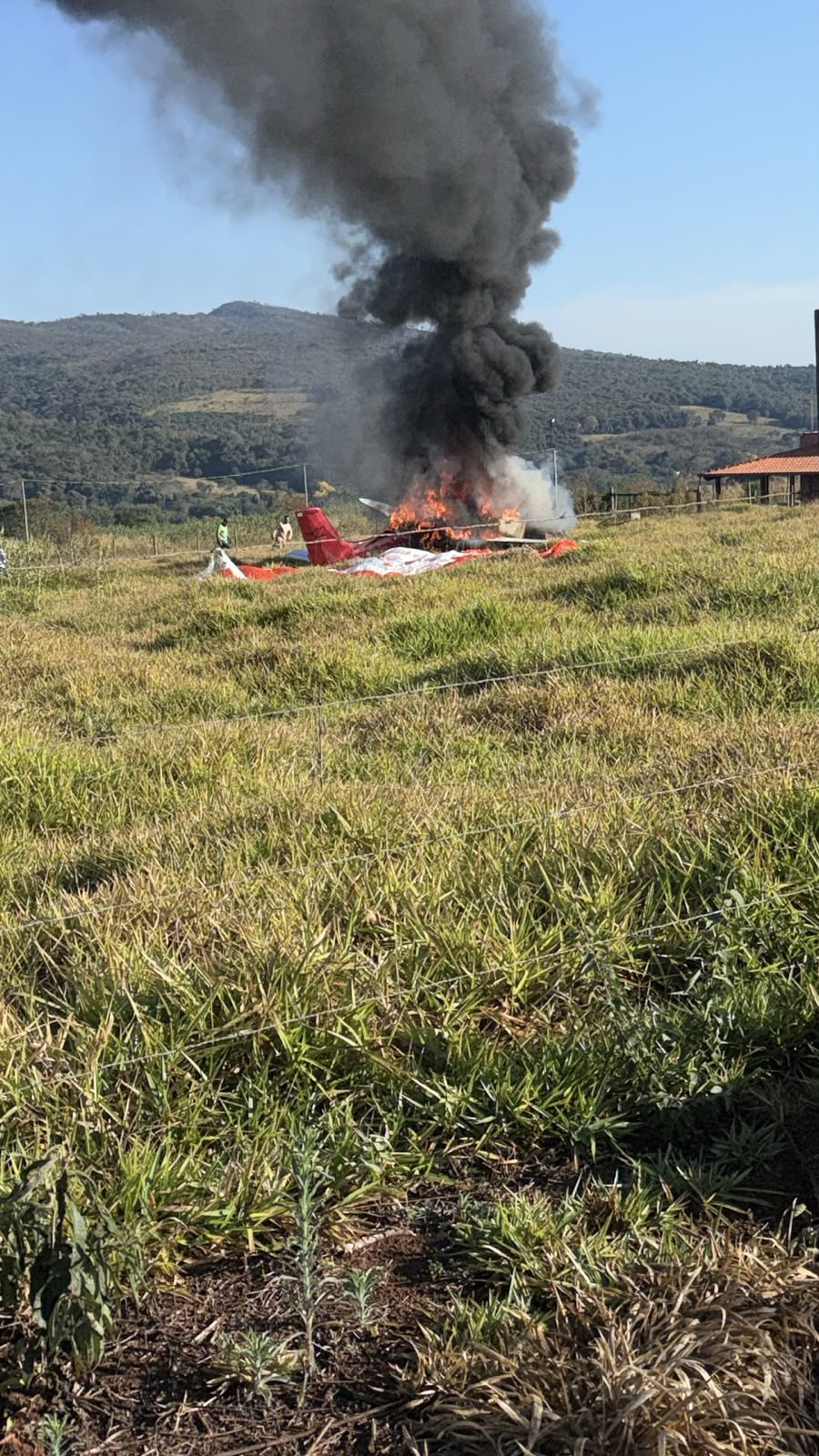 Avião de pequeno porte cai e pega fogo na Grande BH