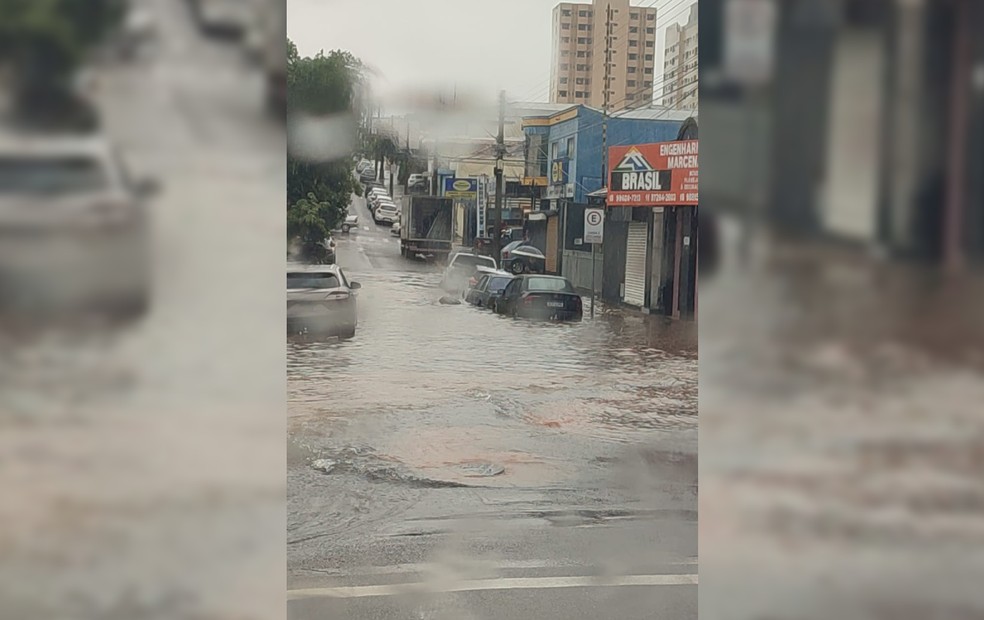 Rua Major Felício Tarabay ficou alagada após chuva em Presidente Prudente (SP) — Foto: Defesa Civil/Divulgação