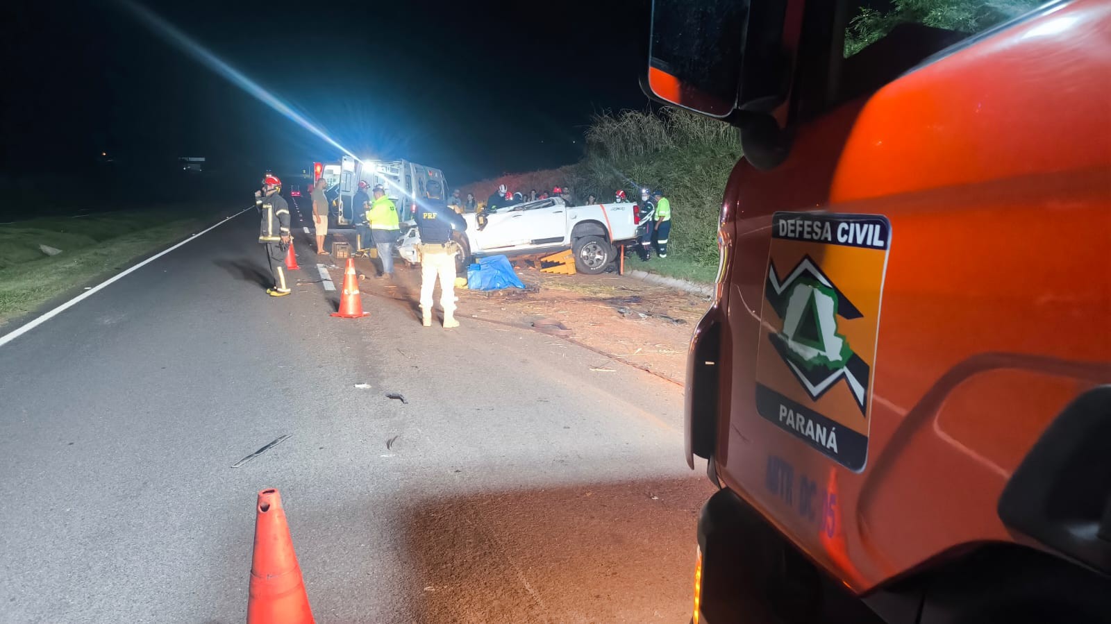 Caminhão bateu na caminhonete após ela capotar — Foto: Defesa Civil