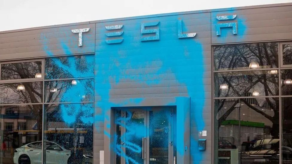 Ações da Tesla despencam após conflito público entre Musk e Trump; perda supera US$ 150 bilhões