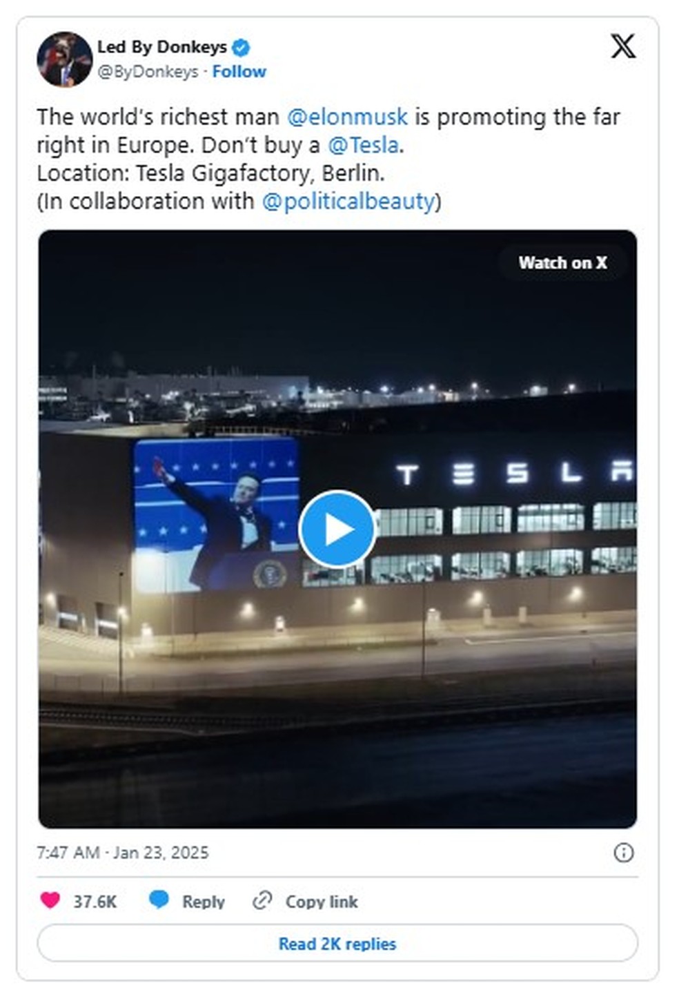 Ativistas dizem que projetaram imagens em fábrica da Tesla na Alemanha; empresa nega, mas polícia vai investigar o caso — Foto: Reprodução/X/Led By Donkeys