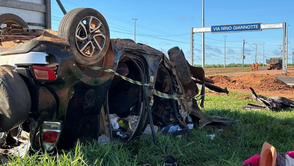 Carro após o capotamento — Foto: João Carlos Morandi/TV Centro América