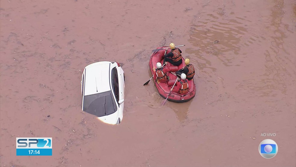 Bombeiros procuram por vítima em carro submerso em Avenida dos Estados, em Santo André — Foto: Reprodução/TV Globo