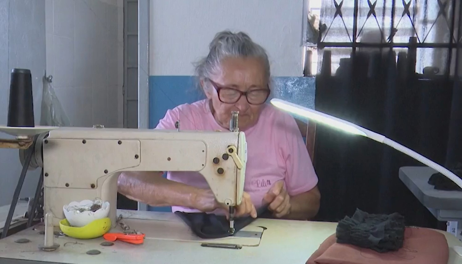 Cidade do interior da PB produz mais de 40 mil peças de roupa por semana e movimenta economia local: ‘Somos profissionais na costura’, diz costureira