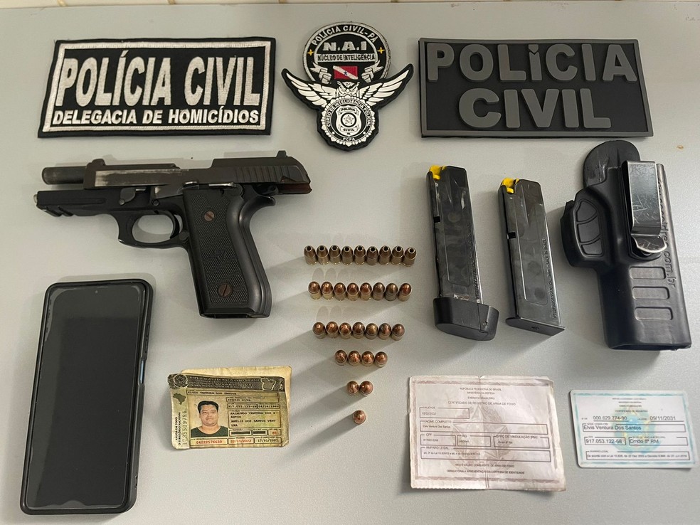 Armas, munições e materiais apreendidos com Elvis — Foto: Polícia Civil/Divulgação