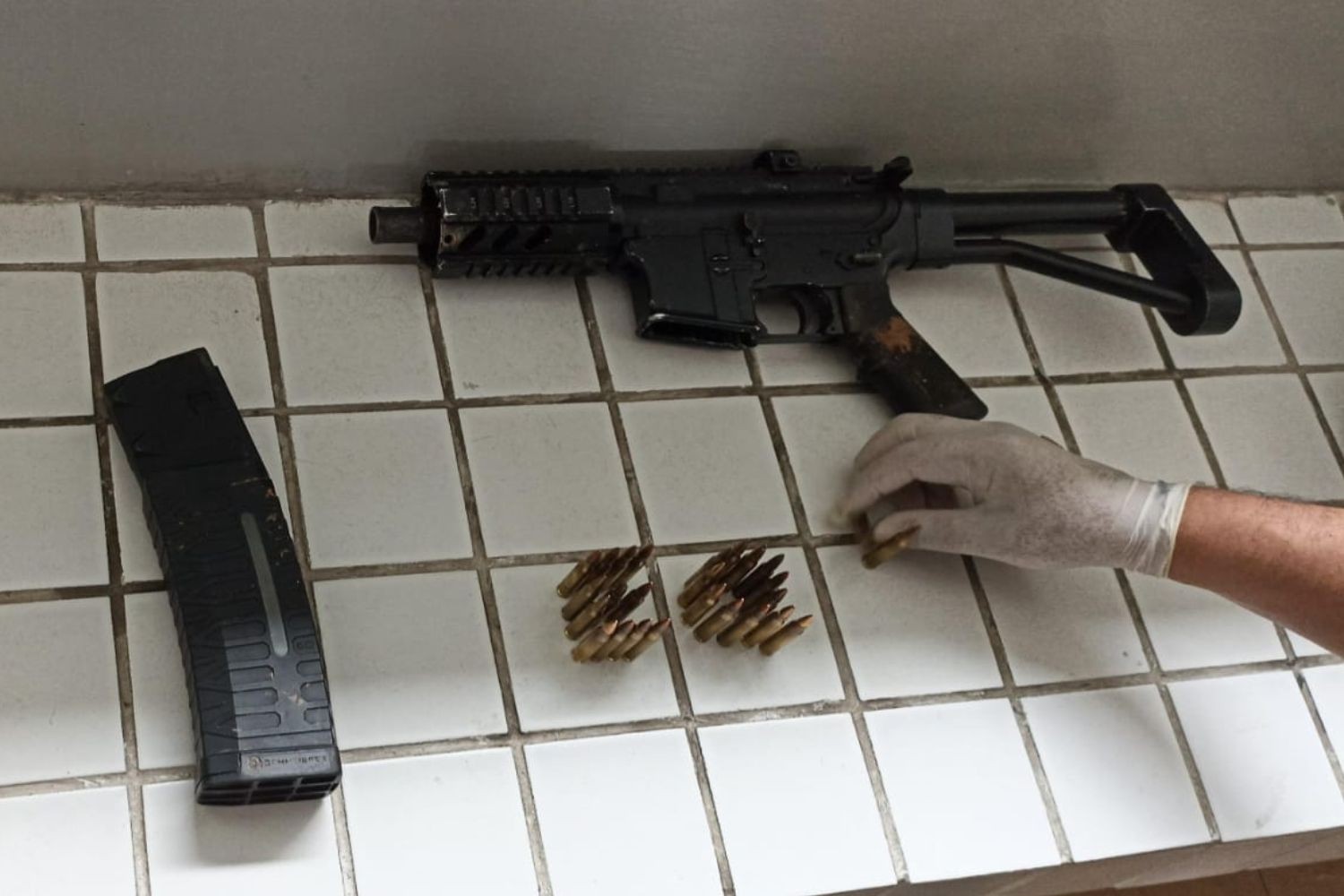 Ex-PM é preso com fuzil escondido dentro de carro após acidente de trânsito no litoral de SP