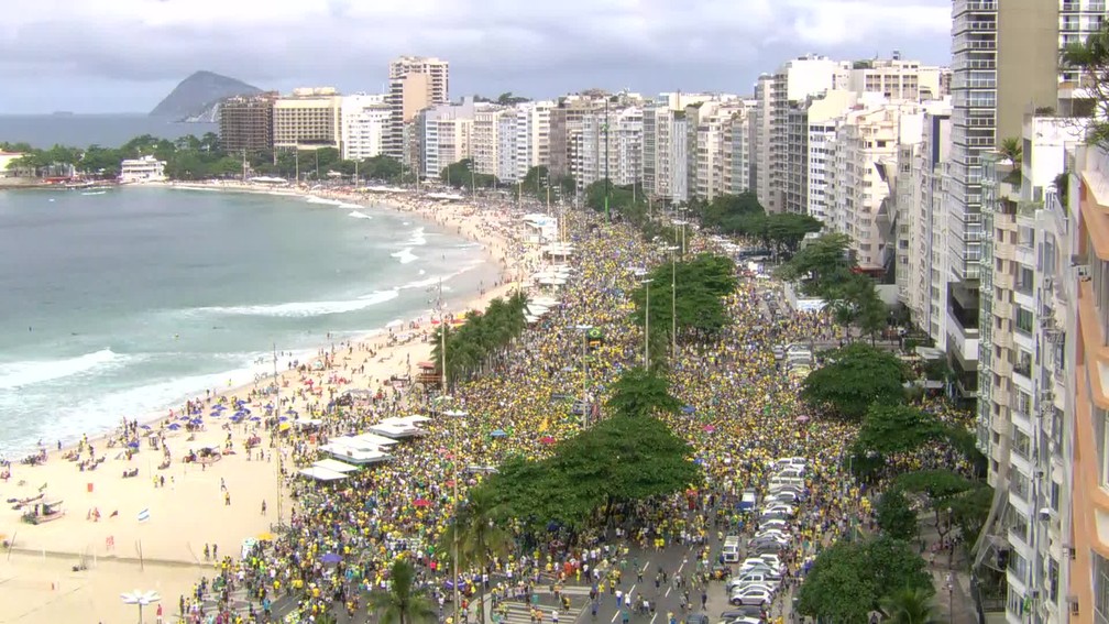 Manifestantes se reúnemorla de Copacabana em apoio ao presidente Jair  Bolsonaro