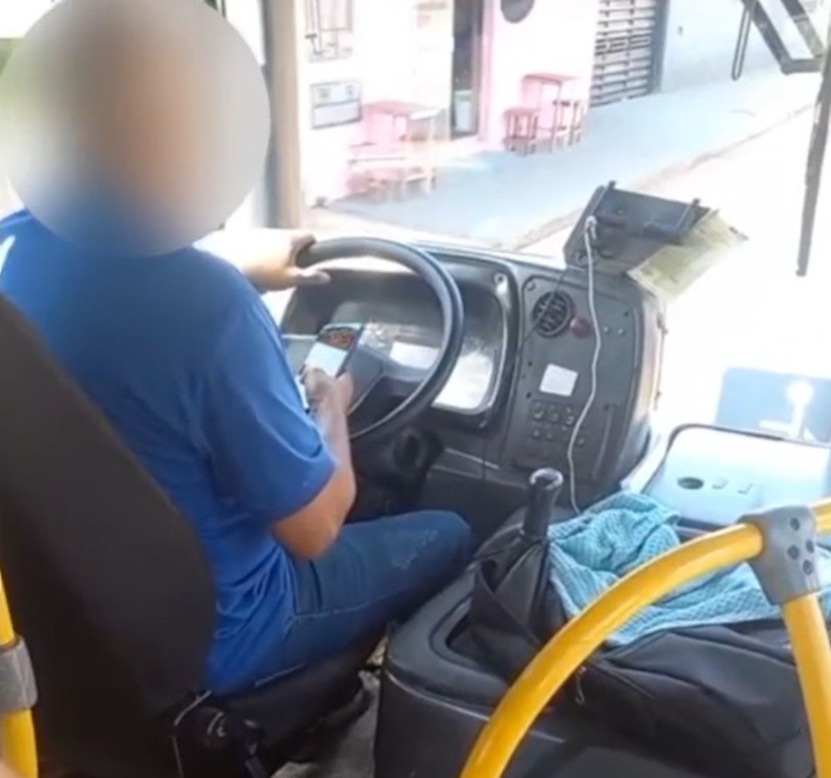 Motorista de ônibus é flagrado em 'jogo do tigrinho' enquanto dirigia em MS; veja vídeo