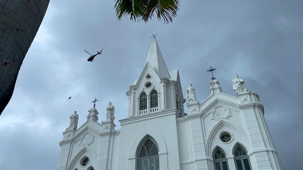 Arcebispo de São Luís sobrevoa a capital com o Santíssimo Sacramento e abençoa a cidade no primeiro dia do ano — Foto: Divulgação