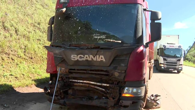 Acidente com carro e caminho deixa mortos na BR-040