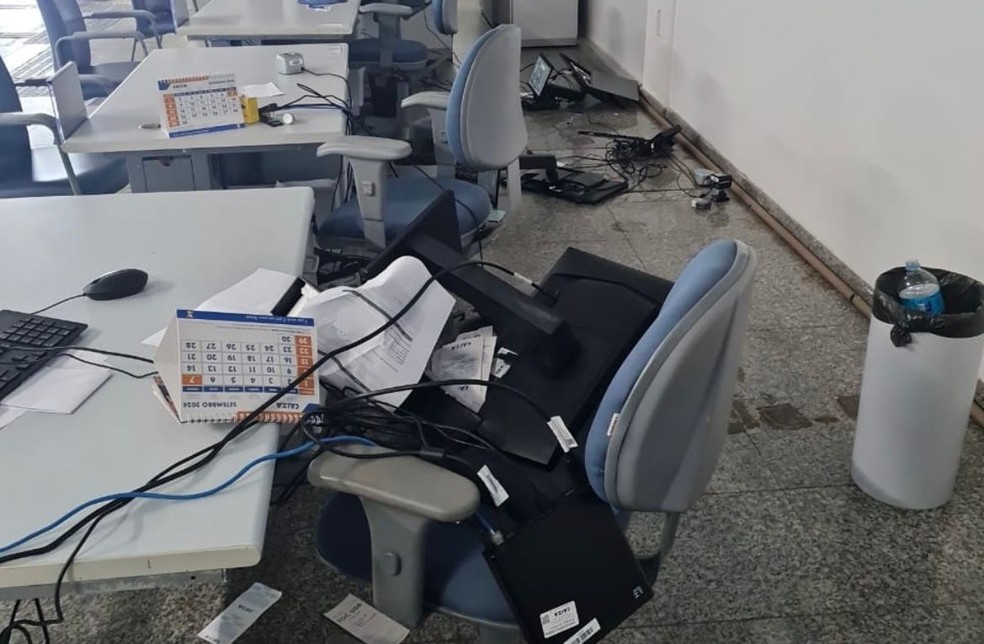 Agência foi danificada em diversos pontos — Foto: Reprodução Polícia Federal