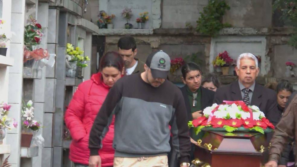 Priscila Leonardi foi enterrada nesta sexta-feira (7), em Alegrete — Foto: Reprodução/RBS TV