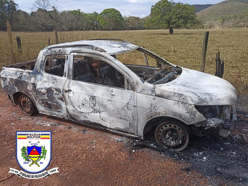 Carro foi encontrado incendiado — Foto: Polícia Militar/Divulgação