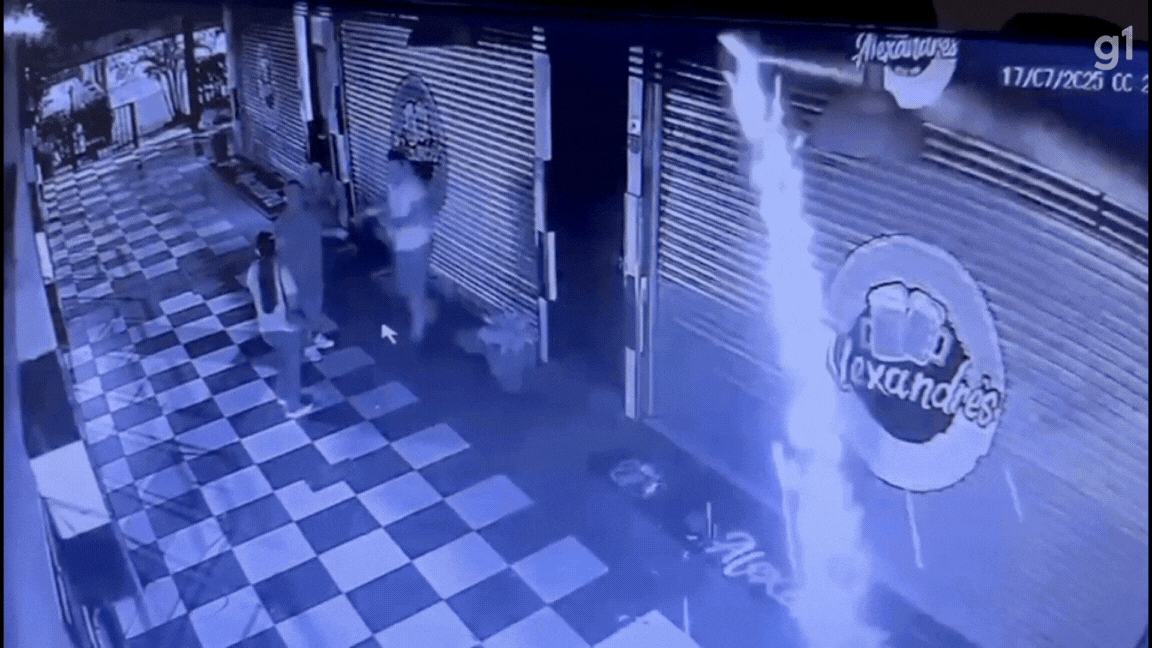 Homens jogam fogos de artifício em bar e assustam funcionários na Asa Norte; veja VÍDEO