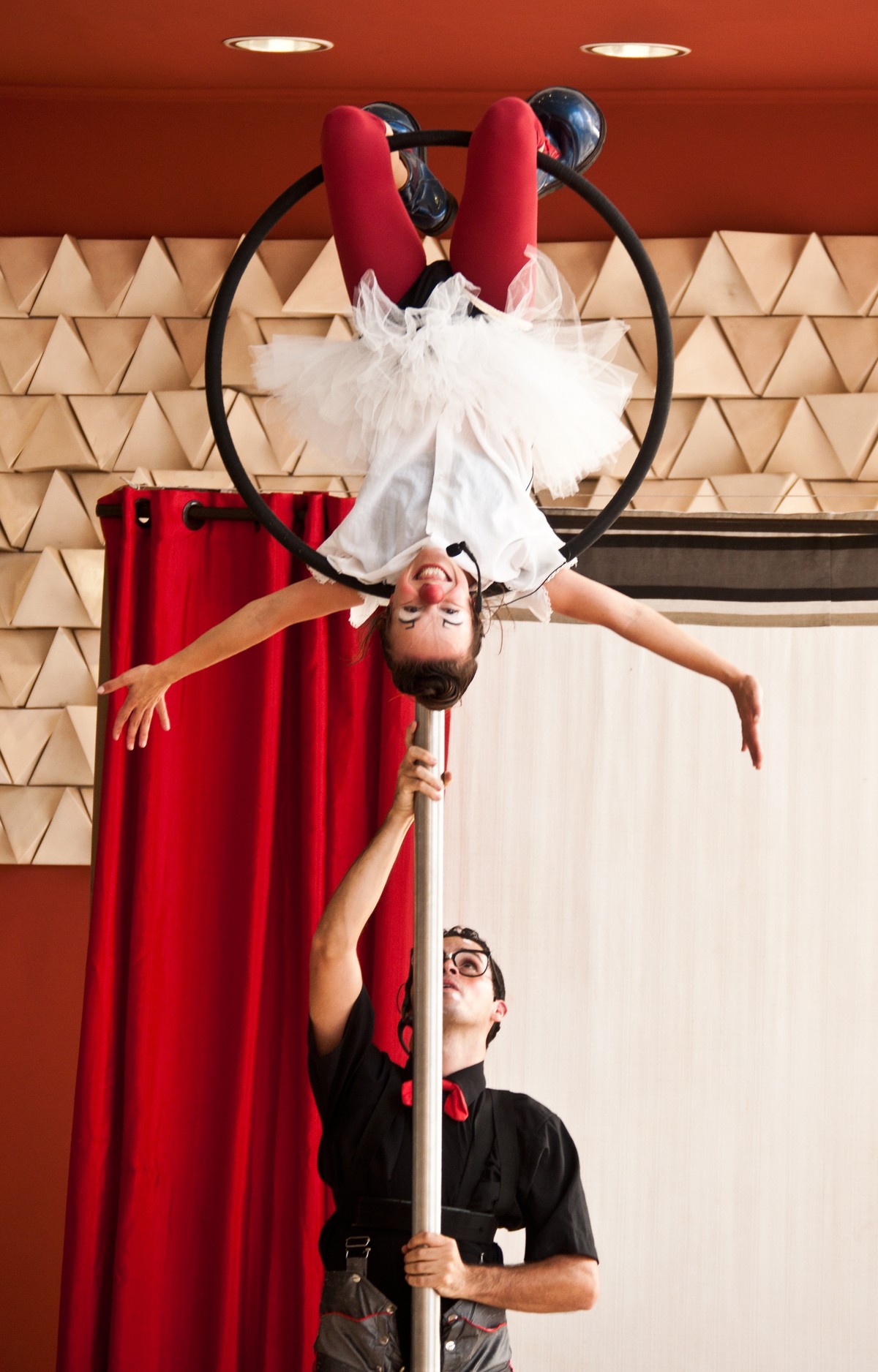 palha-a-e-malabarista-apresentam-show-da-percha-para-crian-as-em
