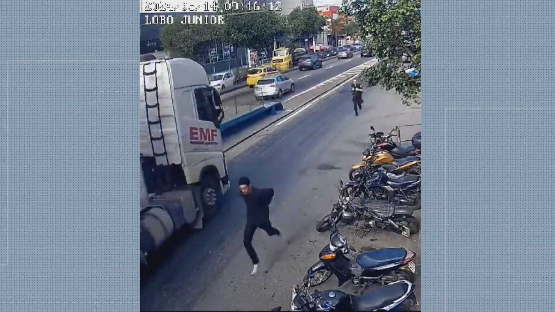 VÍDEO: algemado, preso tenta escapar de delegacia e corre por ruas da Penha, mas é recapturado