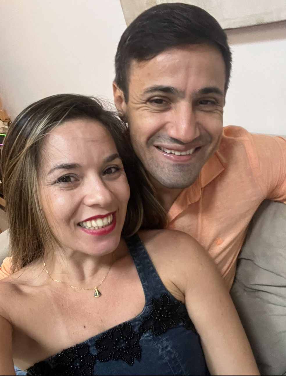 Ronaldo Cavaliere e a amiga Mirella Costa no Natal de 2023 — Foto: Mirella Costa/Arquivo pessoal