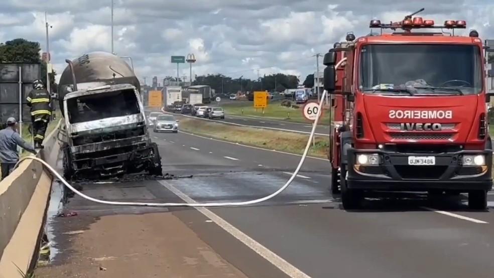Caminhão betoneira pega fogo na Rodovia Comandante João Ribeiro de Barros, em Jaú — Foto: Central da Notícia/Reprodução