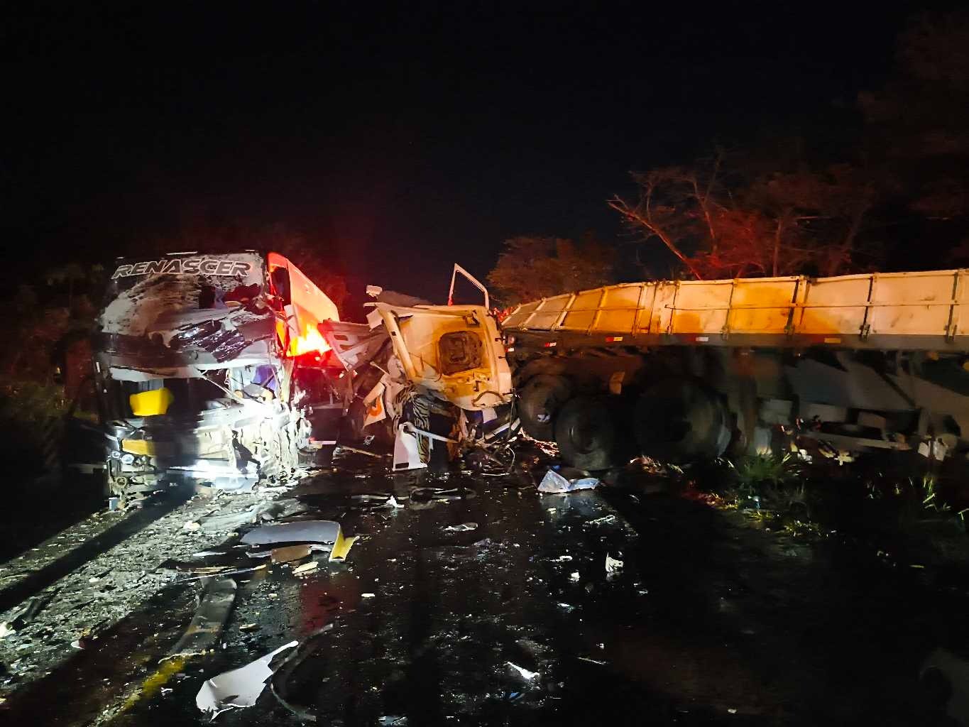 Batida entre ônibus e carreta deixa dois mortos e mais de 10 feridos na MG-050, em Piumhi