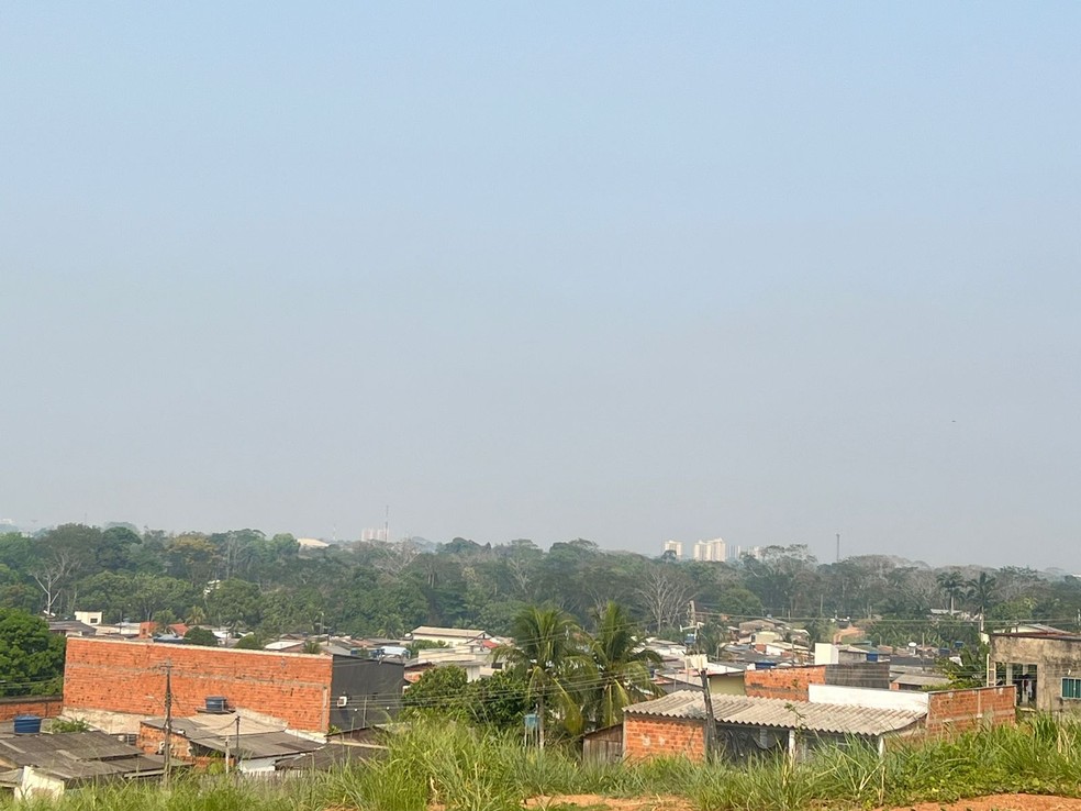 Capital acreana está coberta de fumaça nesta quinta-feira (15) — Foto: Vitória Guimarães/Rede Amazônica