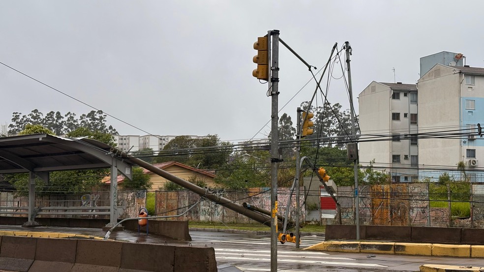 Postes de luz foram derrubados com a força do vento em Porto Alegre — Foto: Mary Silva/RBS TV