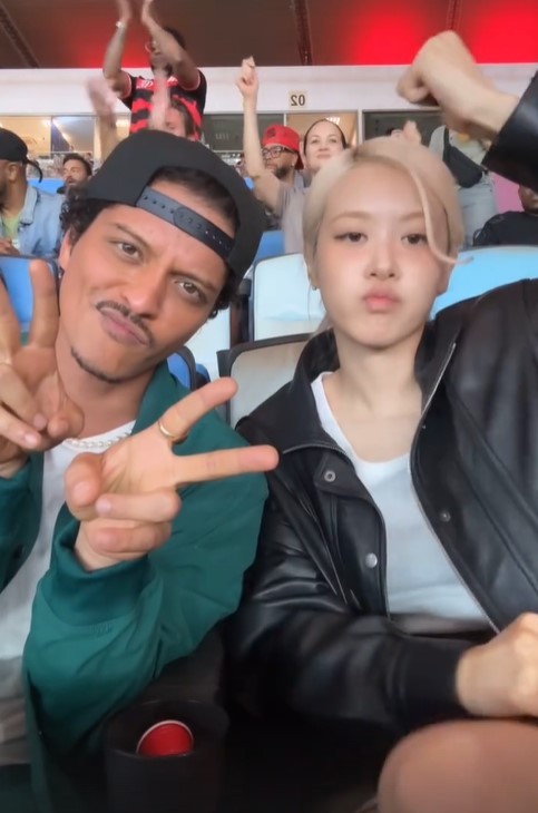 Bruno Mars e Rosé, da banda Blackpink, vão ao Maracanã ver o Fla x Flu