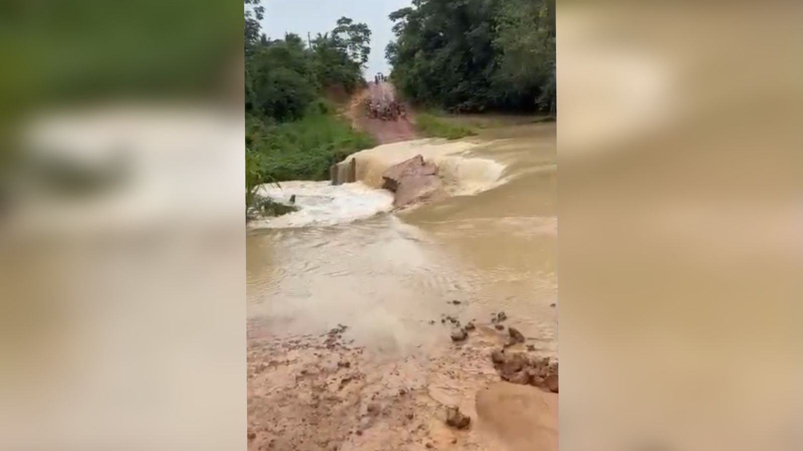 Rompimento de barragens após chuva forte destrói ponte em vicinal e isola moradores em Mojuí dos Campos, no Pará