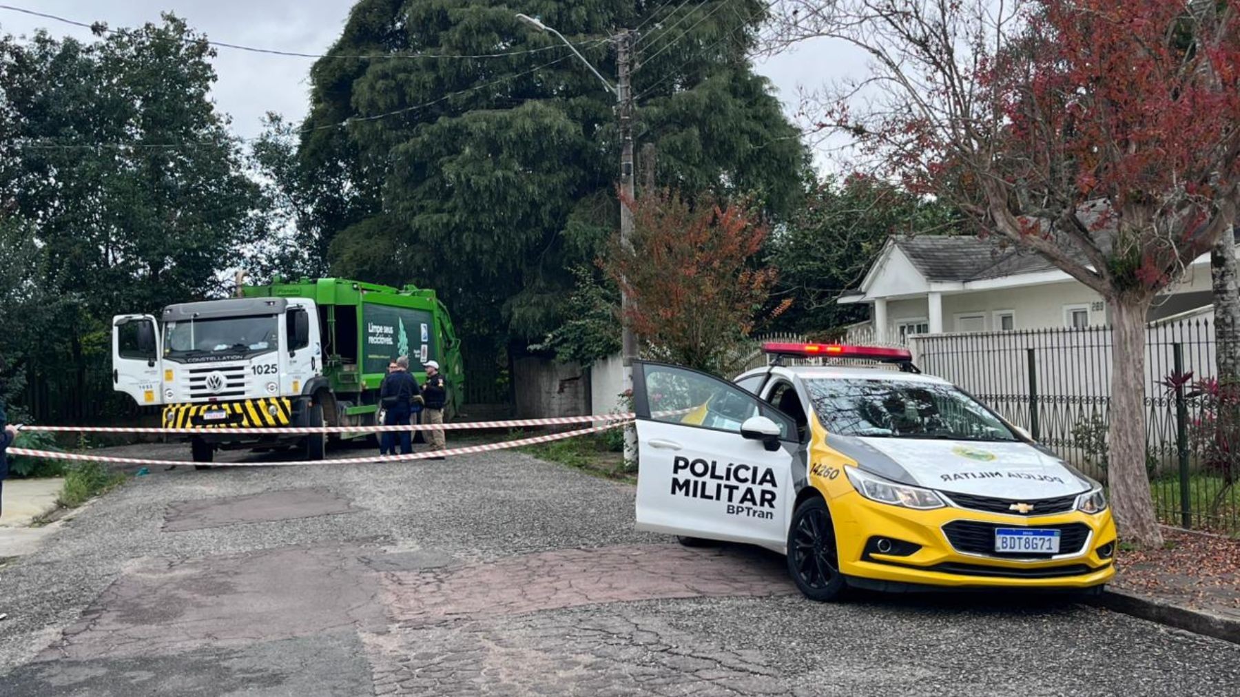 Coletor de lixo morre após ser prensado por caminhão durante manobra em Curitiba