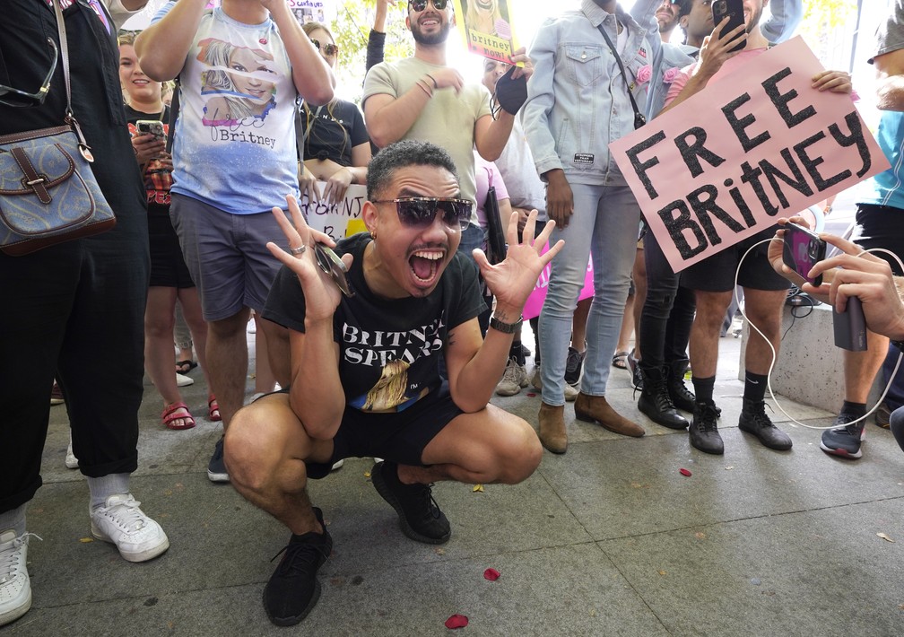 Fãs comemoram fim da tutela de Britney Spears na porta do tribunal de Los Angeles — Foto: Foto AP/Chris Pizzello