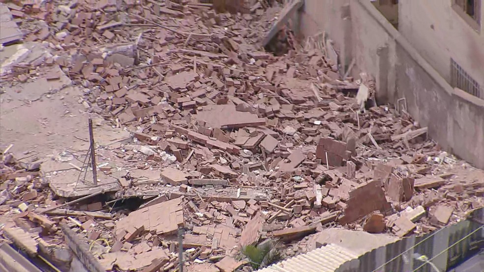 Imóvel desaba na Zona Norte de SP — Foto: Reprodução/TV Globo