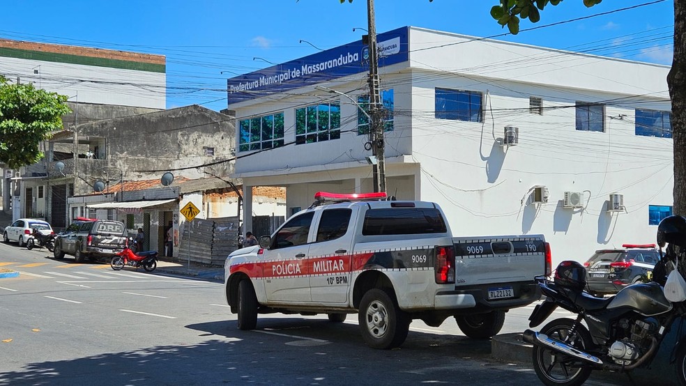 Caixa eletrônico é arrombado dentro da prefeitura de Massaranduba — Foto: Ademar Trigueiro/TV Paraíba