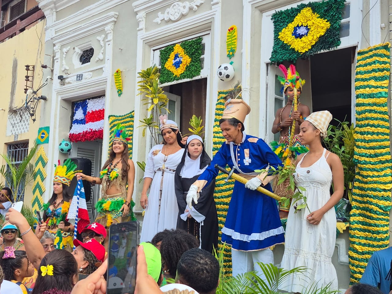 FOTOS: multidão toma as ruas de Salvador em celebração aos 203 anos da Independência da Bahia
