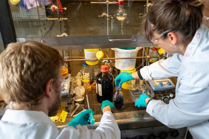 Nova técnica permite transformar plástico PET em material capaz de capturar CO2