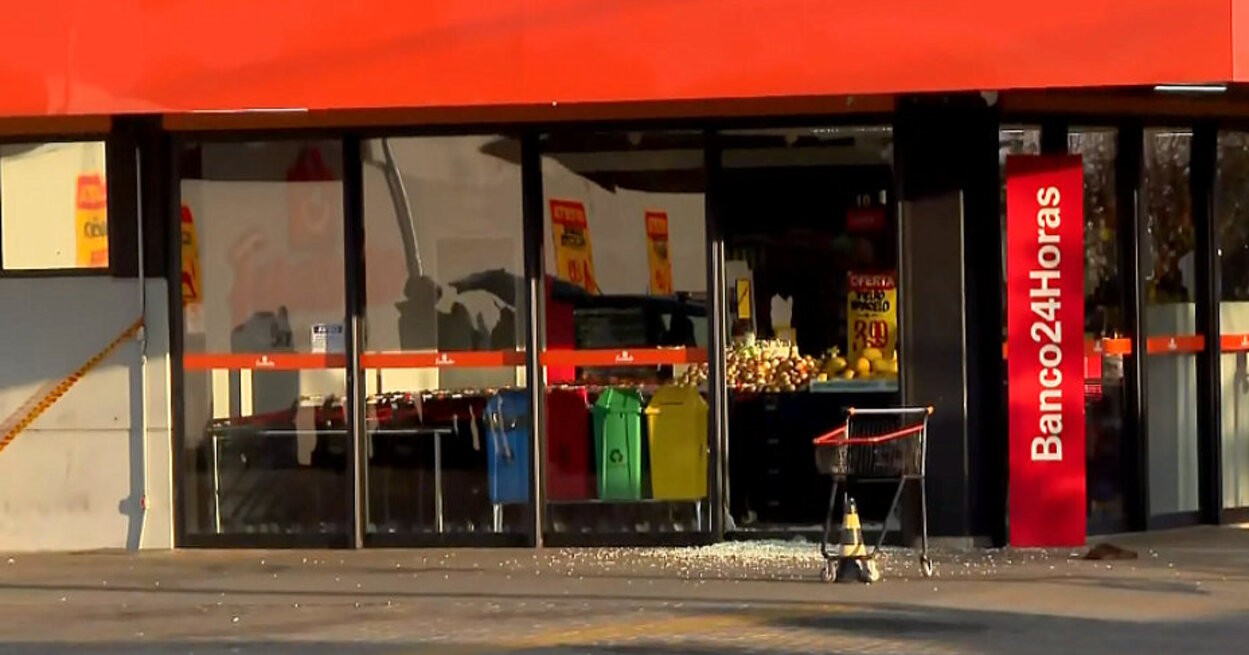 Assaltantes armados invadem supermercado e tentam explodir caixa eletrônico em Araraquara