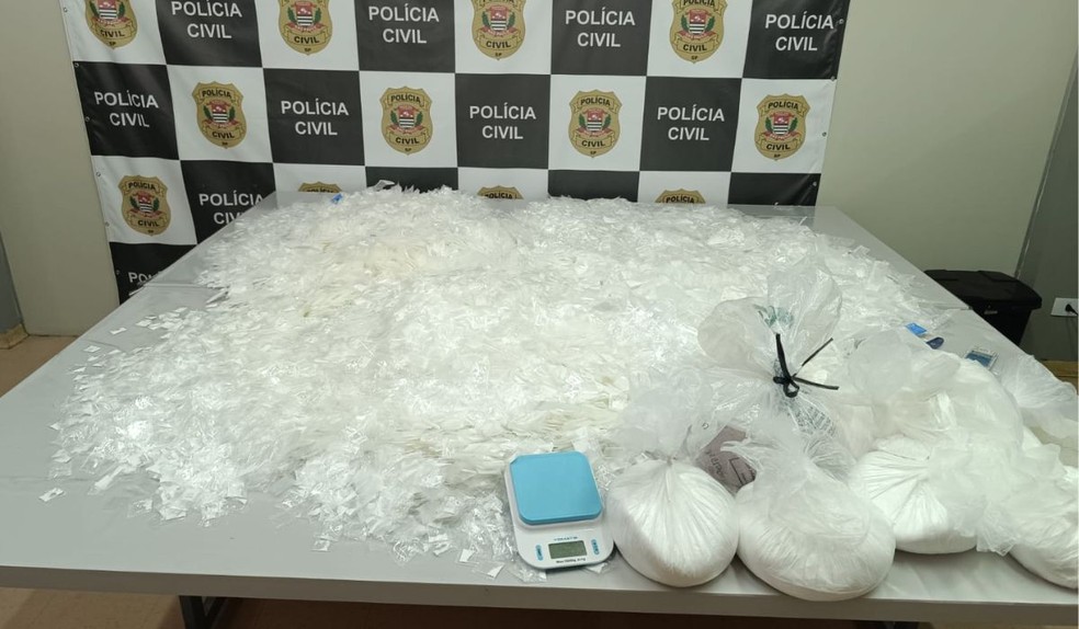 Porções de cocaína apreendidas pela equipe da Dise, de Campinas (SP), em imóvel na Vila Industrial, nesta segunda-feira (16) — Foto: Polícia Civil