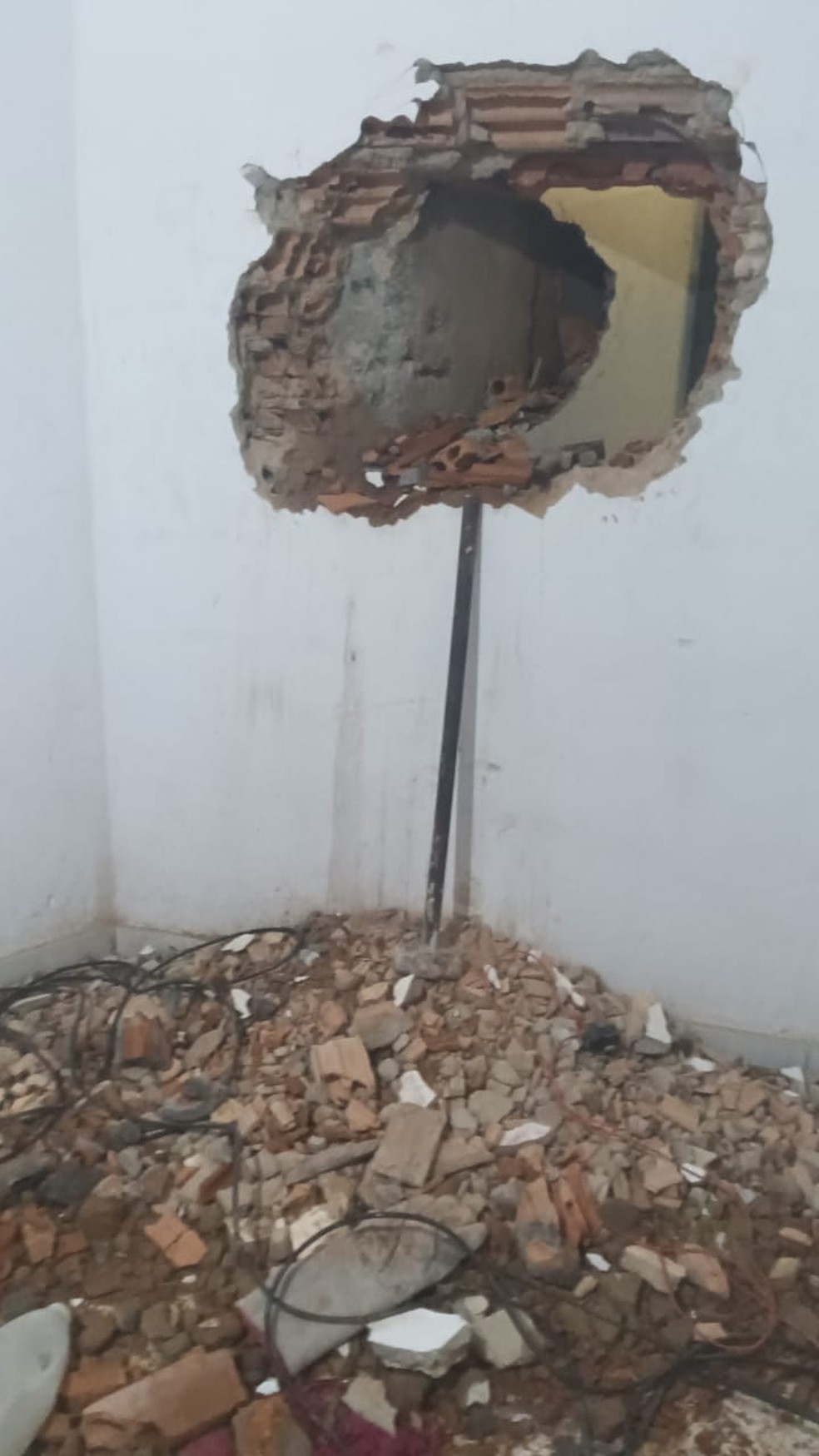 Detentos tentam fugir do Presídio de Ibirité por túnel aberto em parede de centro religioso — Foto: Redes sociais