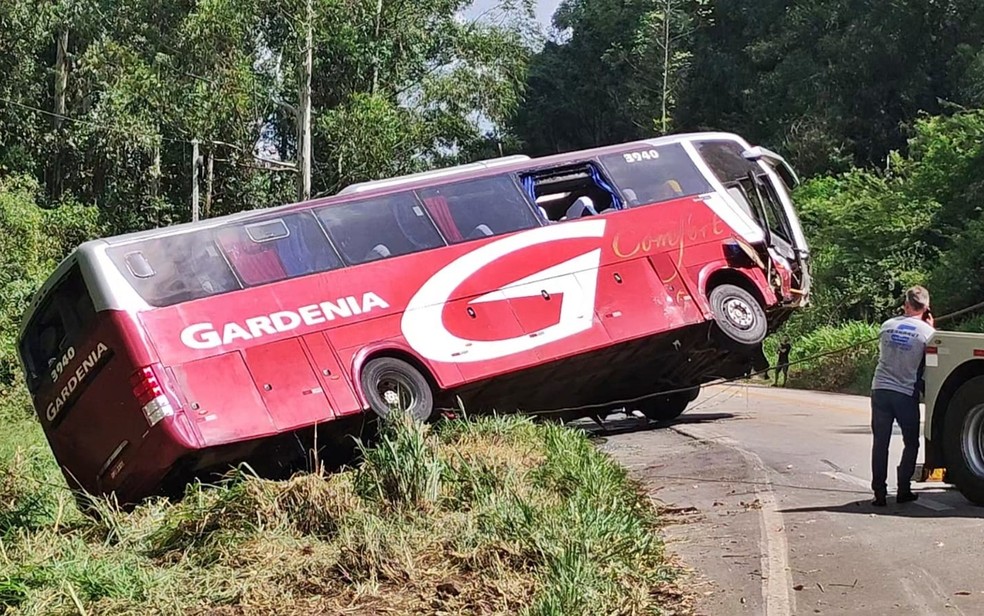 Batida entre caminhonete e ônibus com 27 passageiros mata peruano e deixa vítimas graves em MG — Foto: Marcos Corrêa