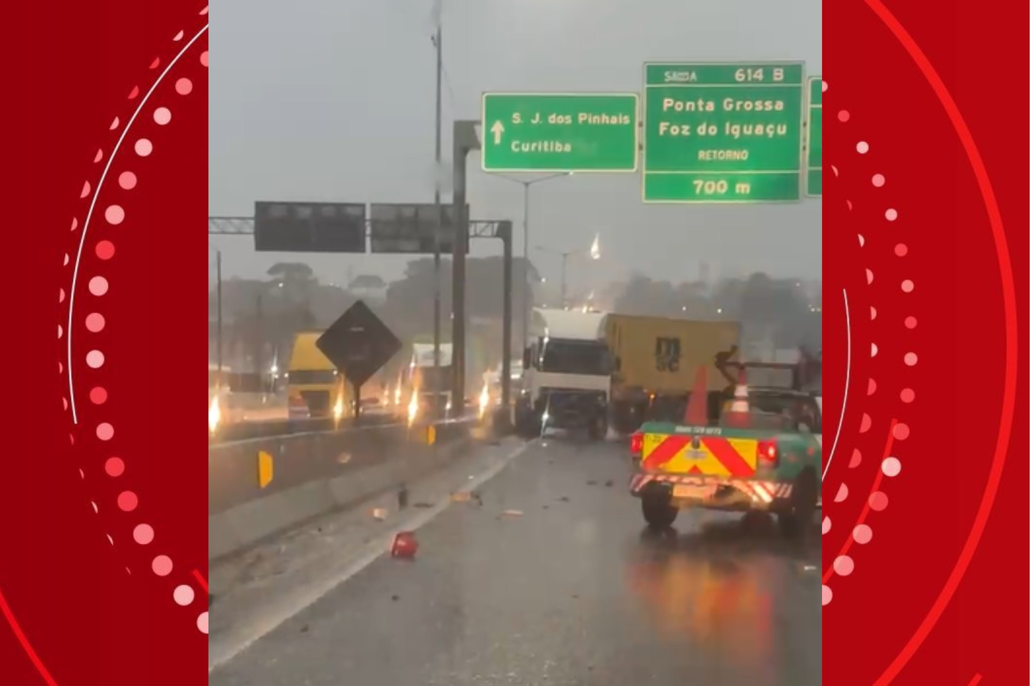 Carreta fica em 'L' e interdita BR-376, na Grande Curitiba