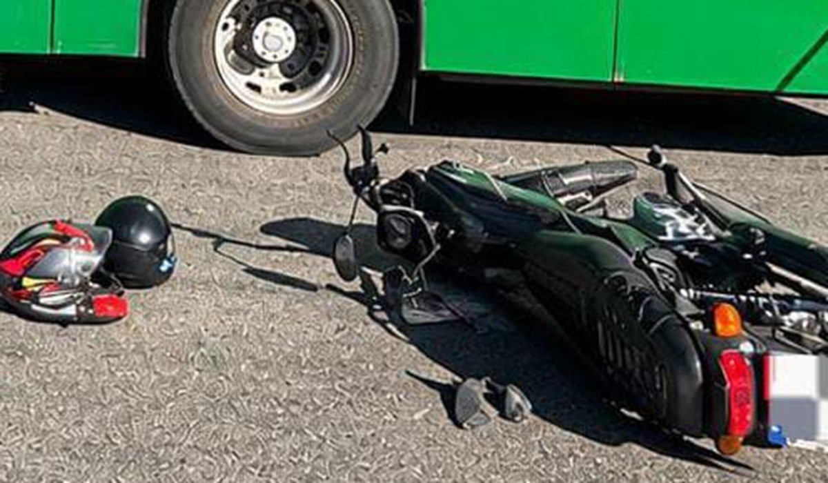 Jovem morre atropelada após moto bater em ônibus na BR-101; piloto ficou ferido