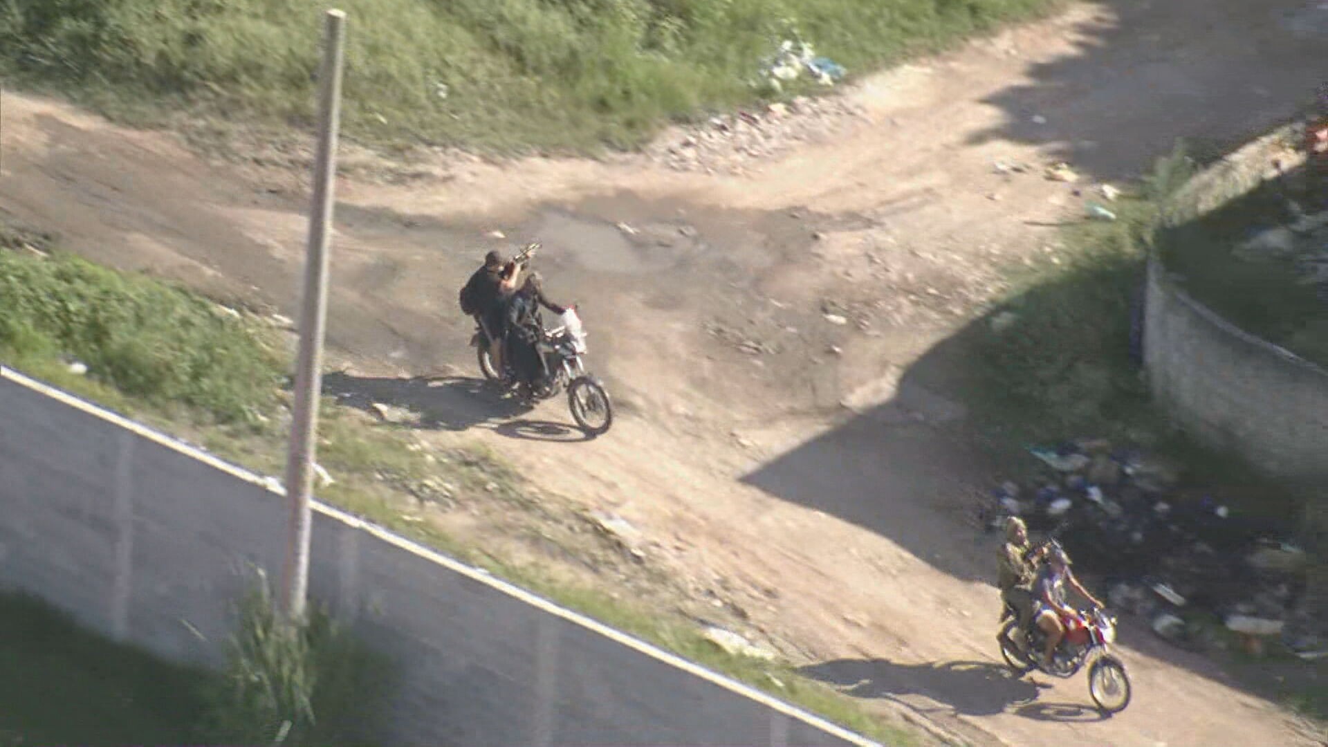 Bandidos com fuzis circulam de moto em São Gonçalo; VÍDEO 