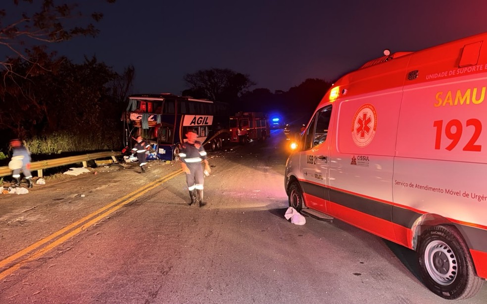 Acidente entre &ocirc;nibus de viagem e caminh&atilde;o deixa mortos e feridos na BR-267, no Sul de Minas &mdash; Foto: Reprodu&ccedil;&atilde;o / Samu